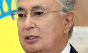 原创 
            托卡耶夫访日“大翻车”！14份协议背后，是双赢还是地缘“大冒险”？