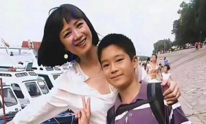 何晴追悼会！疑许亚军父子现身，包裹严实双眼泛红，两人一脸悲伤